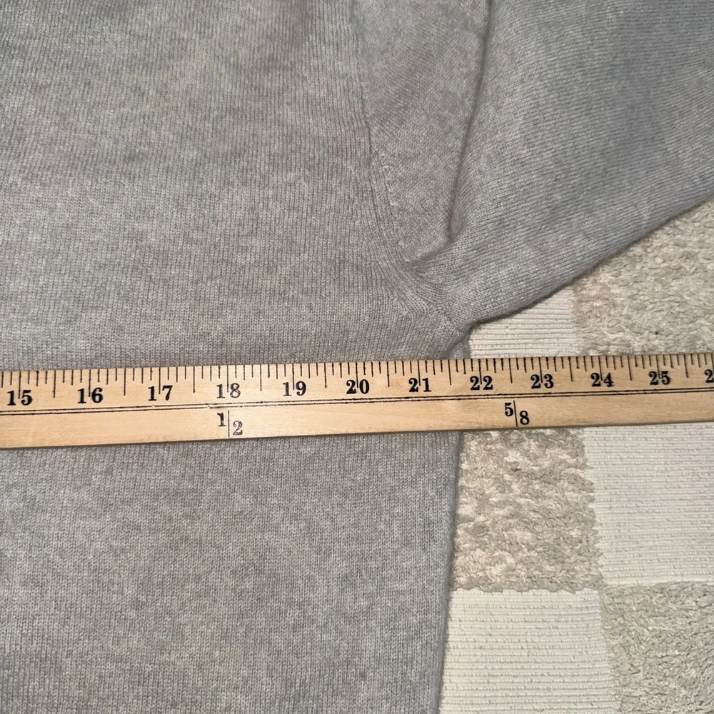 J. Crew Light Gray V-Neck 100% Cashmere Sweater‎ size M